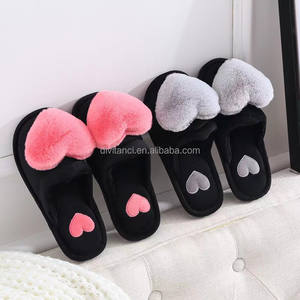 Chaussons d'intérieur en peluche avec cœur pour l'hiver Chaussons d'intérieur en peluche avec logo personnalisé Chaussons chauds en peluche avec cœur pour femmes et filles - Product Image 2
