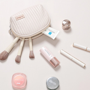 Love Peace – trousse de maquillage beige, demi-ronde, portable, trousse de toilette de voyage avec fermeture éclair pour femmes - Product Image 4