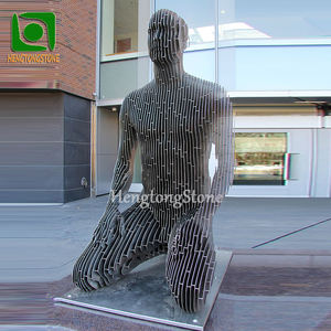 Décor de jardin extérieur Grand miroir en métal poli Sculpture d'homme de disparition abstraite en acier inoxydable - Product Image 1