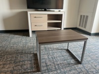 Table asymétrique multi-usage avec plateau en pierre technique et panneau de pieds extérieur plus petit, fini avec un plateau en pierre technique