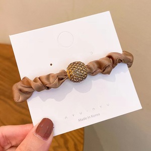 Coletero con Estampado de Leopardo y Diamantes de Imitación, Banda para el Cabello de Tela, Accesorio Casual para Mujer, Primavera 2023 - Product Image 2