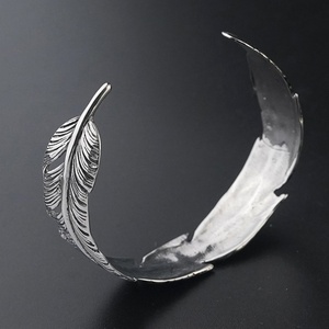 กำไลข้อมือสไตล์เรโทรขนนกแบบเปิด ดีไซน์ทันสมัยสำหรับผู้หญิงผู้ชาย คู่รัก ทำจากสแตนเลส - Product Image 4