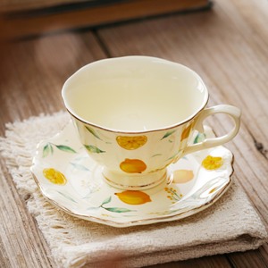ชุดกาแฟเซรามิกสไตล์นอร์ดิกมินิมอลสีเบจเลมอนสด พร้อมจานรองและถาด 250 มล. ชุดน้ำชายามบ่าย ดีไซน์ลายเส้นสีทอง - Product Image 1