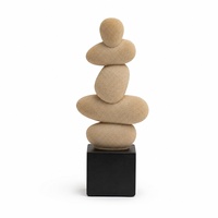 Sculpture moderne en résine floquée beige avec base noire, ornement de table pour salon, bureau et décoration d'étagère