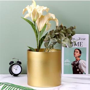 Grands petits vases dorés de luxe en or pour décoration de fleurs centre de table de mariage moderne avec grand globe antique minimal - Product Image 3