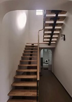 Escalier flottant droit d'intérieur à poutre simple en acier, structure stable et solide pour la rénovation intérieure des résidences et bureaux