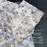 Tissu en maille froissée imprimé floral rose aquarelle, tissu transparent vintage à fleurs pour chemisier et robe femme