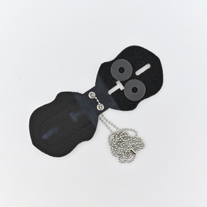 Porta Tarjetas con Funda Protectora Negra Opaca, Impermeable y Ultraligera con Cadena Metálica para Uso Diario - Product Image 1