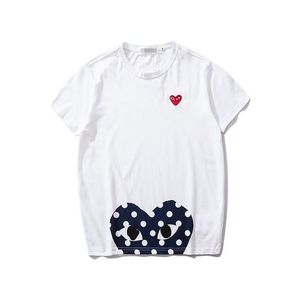 Camiseta de pareja de la marca Trendy, moderna, con bordado de corazón, manga corta, de algodón puro, con ojos de corazón rojos. - Product Image 5