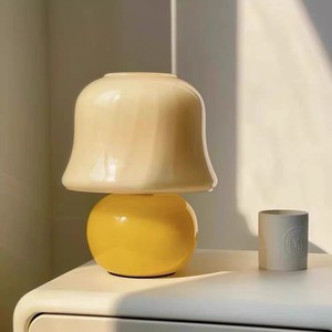 Lámpara de Mesa con Forma de Hongo, Color Crema Amarillo, Casquillo E27, Fuente de Alimentación, Luz Ambiental, Lámpara de Noche para Dormitorio - Product Image 1