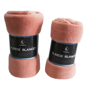 Vente en gros logo <span class=keywords><strong>personnalisé</strong></span> 100% polyester doux couleur unie stock lots portable <span class=keywords><strong>plaid</strong></span> corail flanelle couverture polaire - Product Image 3