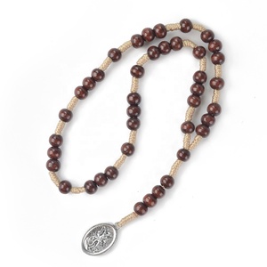 Chapelet catholique en perles de bois avec médaille de Saint Michel Archange, cordon et caractéristiques religieuses - Product Image 1