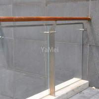 Rampe en verre sur piédestal en acier inoxydable moderne pour balcon, escalier et terrasse