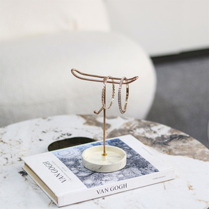 2025 Neuankömmlinge Luxus Familie Desktop Schmuck Rack Ornamente dekorative Großhandels preis Metall Harz Schmuckst änder - Product Image 6