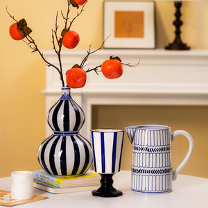 Ensemble de vases en céramique rayés bleu et blanc, pichet et gobelet en porcelaine peints à la main, décoration d'intérieur chinoiserie moderne - Product Image 1