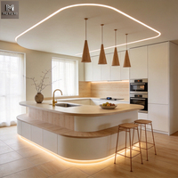 Meubles de cuisine haut de gamme : ensemble d'armoires de cuisine et îlot central au design moderne, luxueux et minimaliste, couleur crème, pour villa.