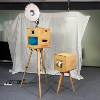 Machine Photobooth en Bois avec Écran Tactile 15,6 Pouces, Compatible Imprimante et Appareil Photo, Idéale pour Mariages et Événements Vintage à Louer