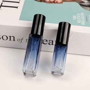 Flacon pulvérisateur portable de voyage à brume fine 5ml 10ml 20ml, atomiseur carré en verre bleu dégradé, sérigraphié mat, vide pour <span class=keywords><strong>parfum</strong></span> - Product Image 4