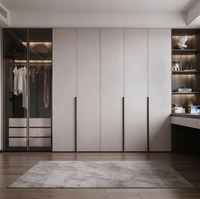 Ensemble de meubles de chambre à coucher modernes, armoire en bois sur mesure, commode, armoire avec éclairage LED, porte à charnières, armoire combinée