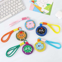 Mini pochette légère en maille ventilée à motif de dessin animé avec porte-clés portable et motif pour enfants, idéale pour l'été et les activités de plein air, service de découpe