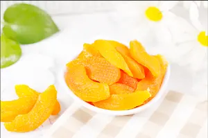 พีชแห้งสีเหลืองออร์แกนิกชิ้นของว่างเพื่อสุขภาพและรสชาติดีเพื่อความสนุกสนานตลอดเวลา