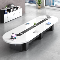 Table de formation professionnelle avec une large surface de travail, un canal utilitaire central et un style moderne bicolore