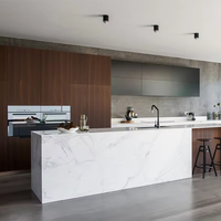 Armoires de cuisine de luxe en marbre noir et or avec design d'îlot personnalisé