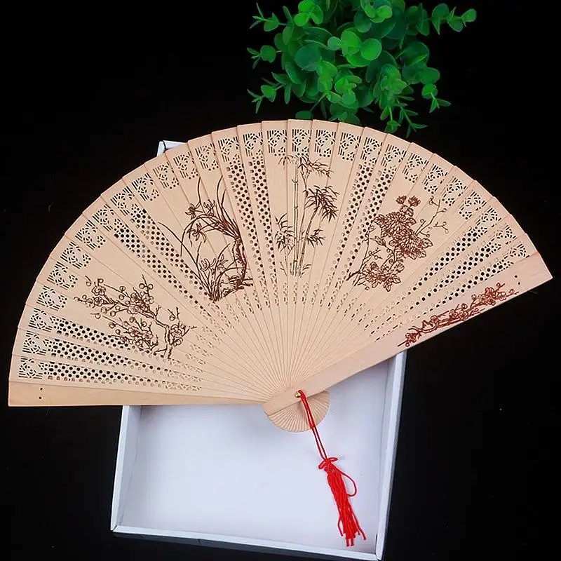 Commercio all'ingrosso cinese artigianato nuovo anno bomboniera promozionale personalizzato in legno ventilatori pieghevoli in legno di sandalo estate ventaglio a mano di bambù