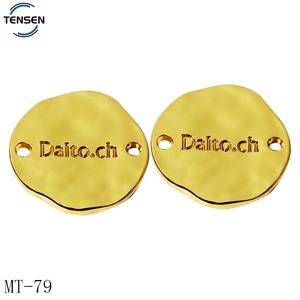 Diseño de moda Etiquetas de costura de prendas de vestir Latón antiguo Letra en relieve Metal Abaya Etiqueta de 2 agujeros para traje de baño - Product Image 6