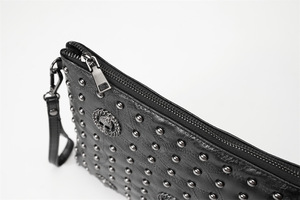 Bolso de Mano de Cuero PU de Negocios, Estilo Europeo 2024, con Patrón de Cabeza de Fantasma y Remaches, Gran Capacidad, Venta al por Mayor, Económico, para Hombre - Product Image 4