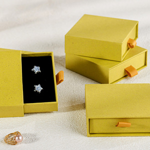 Caja de regalo cuadrada rígida color marfil con diseño floral en relieve, forro de satén, empaque de alta gama para manualidades y regalos - Product Image 1