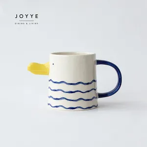 Joyye cangkir keramik ukuran kustom, cangkir kopi keramik desain burung 3D kreatif gelombang biru lukis tangan 300ml 10.5oz