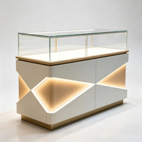 Vitrines personnalisées pour les boutiques de montres et de bijoux de luxe : design minimaliste qui met en valeur la qualité supérieure
