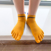 Vente en gros sur mesure Chaussettes jaunes Mini Crew Coolmax à cinq doigts pour hommes