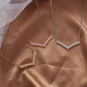 Minimalist alfabe kolye Rhinestone V şekilli kolye kadınlar için paslanmaz çelik kolye tasarım takı