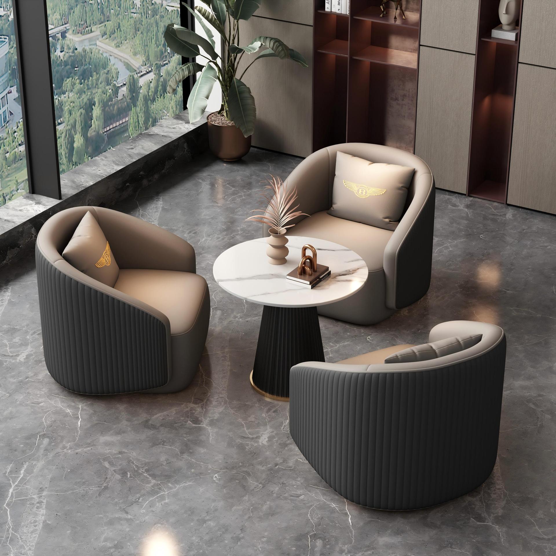 Una mesa y tres sillas (gris claro)