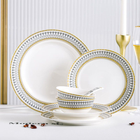 Service de vaisselle en céramique blanche à bord doré avec motif de logo personnalisé, style royal européen de luxe, pour la maison