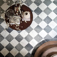 Mármol Blanco Carrara Natural y Mármol Gris Bardiglio, Baldosas para Piso y Pared con Diseño de Tablero de Ajedrez, Acabado Mate Pulido