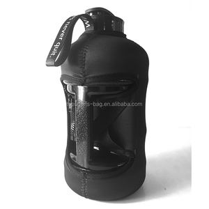 2.2L Botella de agua de medio galón Funda de almacenamiento aislada Neopreno Negro con soporte para teléfono - Product Image 3