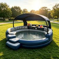 Bar de piscine gonflable personnalisé avec sièges-canapés, salon aquatique rond avec table de bar à auvent, piscine gonflable pour location événementielle
