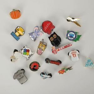 Épingles personnalisées en métal émaillé à paillettes avec logo, thème ange sculpté en alliage de zinc moulé sous pression, pour Noël - Product Image 3
