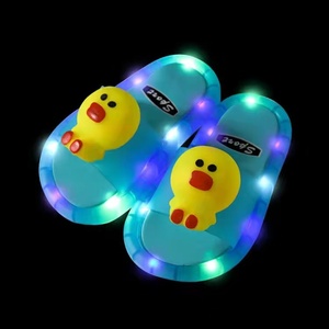 Femmes été extérieur Cool dessin animé LED clignotant sandales transfrontalier brillant un mot pour pantoufles mode tendance en gros - Product Image 4