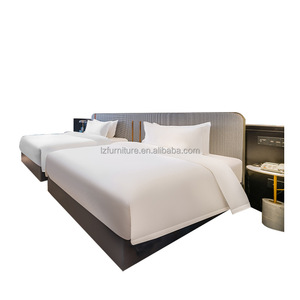 Ensemble de chambre double pour hôtel 3 étoiles, sur mesure, avec tête de lit capitonnée, cadre de lit en panneaux de bois MDF, table de chevet et draps. - Product Image 3