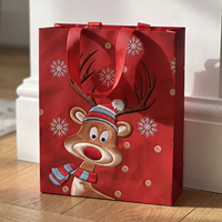 Sacs cadeaux en papier de Noël en stock avec finition mate et poignées en corde de polyester pour cadeaux de fin d'année et emballages saisonniers