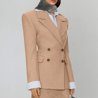 Ensemble tailleur femme personnalisé en daim camel, blazer double boutonnage coupe sablier et jupe midi
