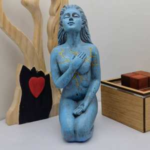 Venta al por mayor resina sexy dama Mesa Decoración auto amor Redención Serie Diosa mujer arrodillada Estatua escultura - Product Image 1