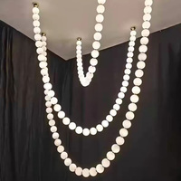 Lustre moderne de luxe en albâtre avec pendentif LED en forme de boule de perles, idéal pour chambre, hôtel et décoration intérieure