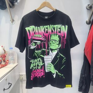 T-shirt a maniche corte in puro cotone di alta qualità, stile streetwear europeo-americano, con stampa 'THAT'S AWFUL LOT COUGH SYRUP' - Product Image 5