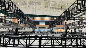 300x400 मिमी हल्के वजन भारी लोडिंग ब्लैक एल्यूमीनियम लाइन सरणी एलईडी स्क्रीन लाइटिंग स्टेज छत ट्रस - Product Image 5