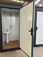 Toilette portable moderne en structure acier haute intensité, écologique, avec panneaux sandwich, douche intégrée et durée de vie de 20 ans